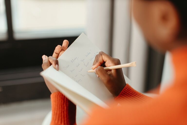 Cómo escribir un diario para mejorar la claridad y la concentración